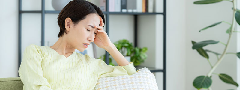 頭を抱える女性